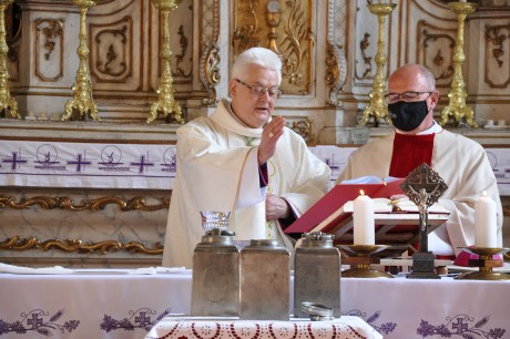 Olajszentelés a Szent Imre templomban - megkezdődött a szent három nap